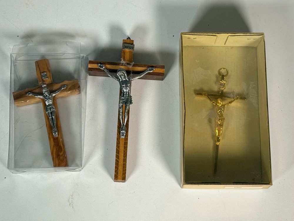 Lot 280: An assortment of wooden and gold-toned metal crucifixes