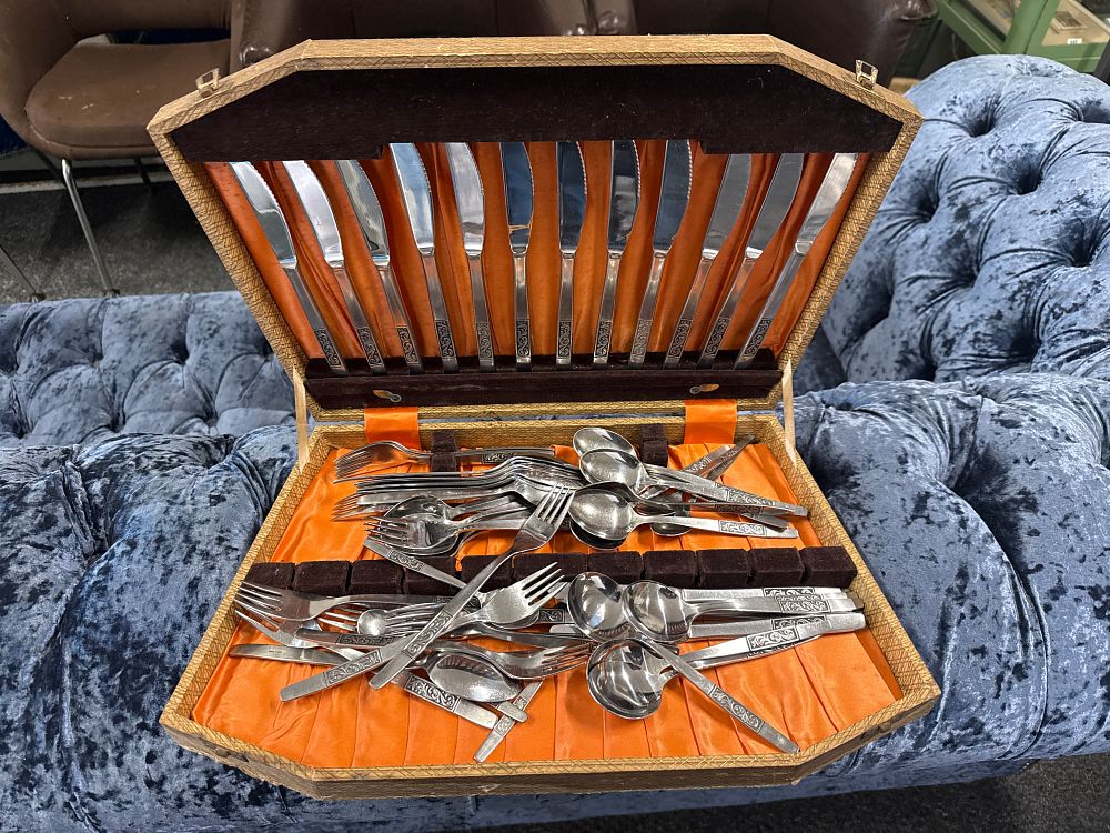 Lot 284: A set of stainless steel flatware in an octagonal case