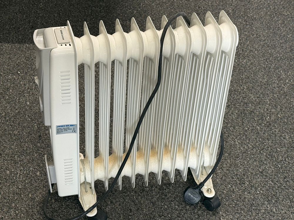 Lot 291: A Pro-Elec eleven fin electric oil filled radiator