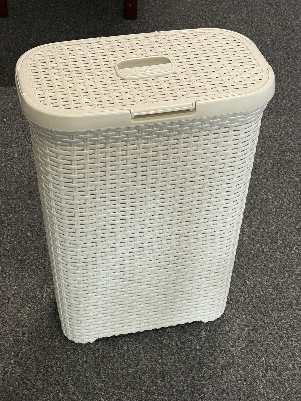 Lot 292: Curver off-white plastic laundry hamper with faux rattan weave