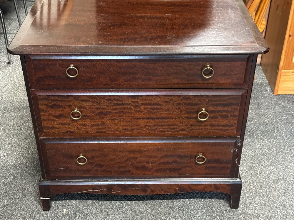 Lot 305: A Stag Minstrel mahogany bachelor chest of drawers