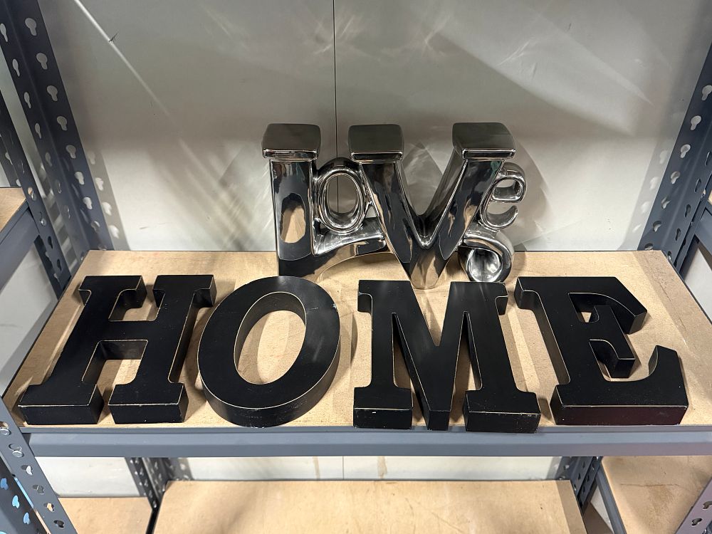 Lot 16: Two decorative signs Wall hanging individual letters spelling HOME and a ceramic free standing LOVE sign