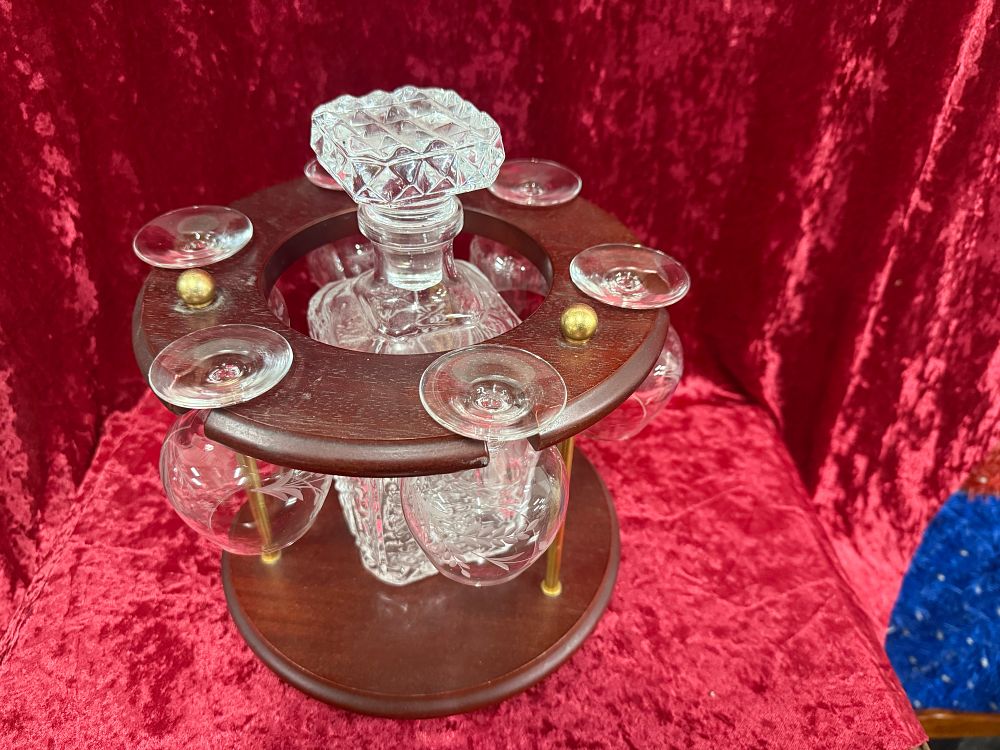 Lot 15: A vintage seven piece crystal decanter and glass carousel set