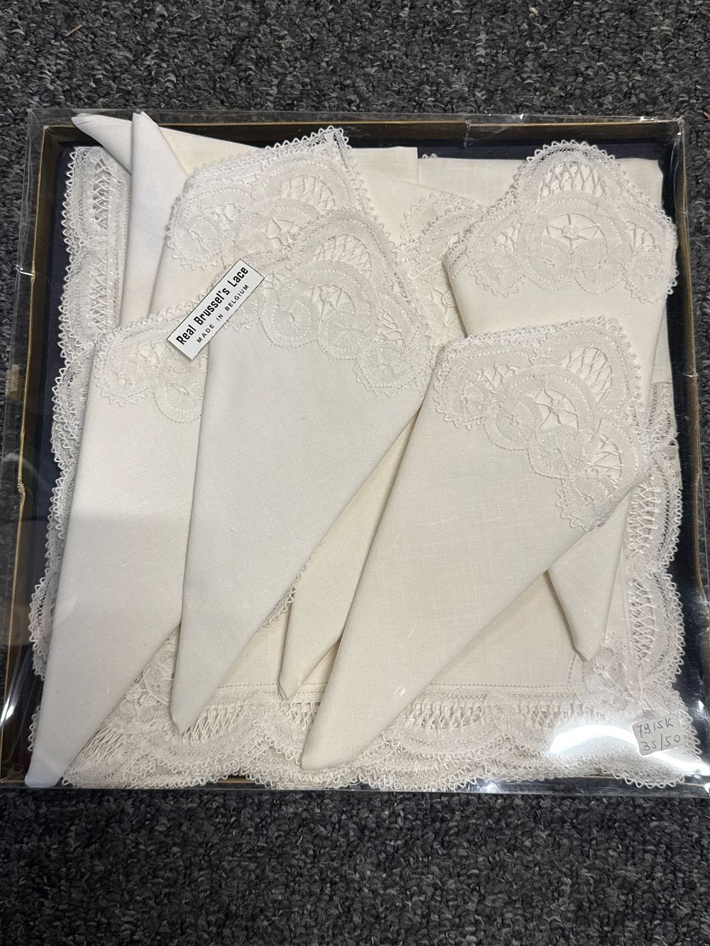 Lot 34: A Belgian Brussels lace and linen tablecloth and napkin set
