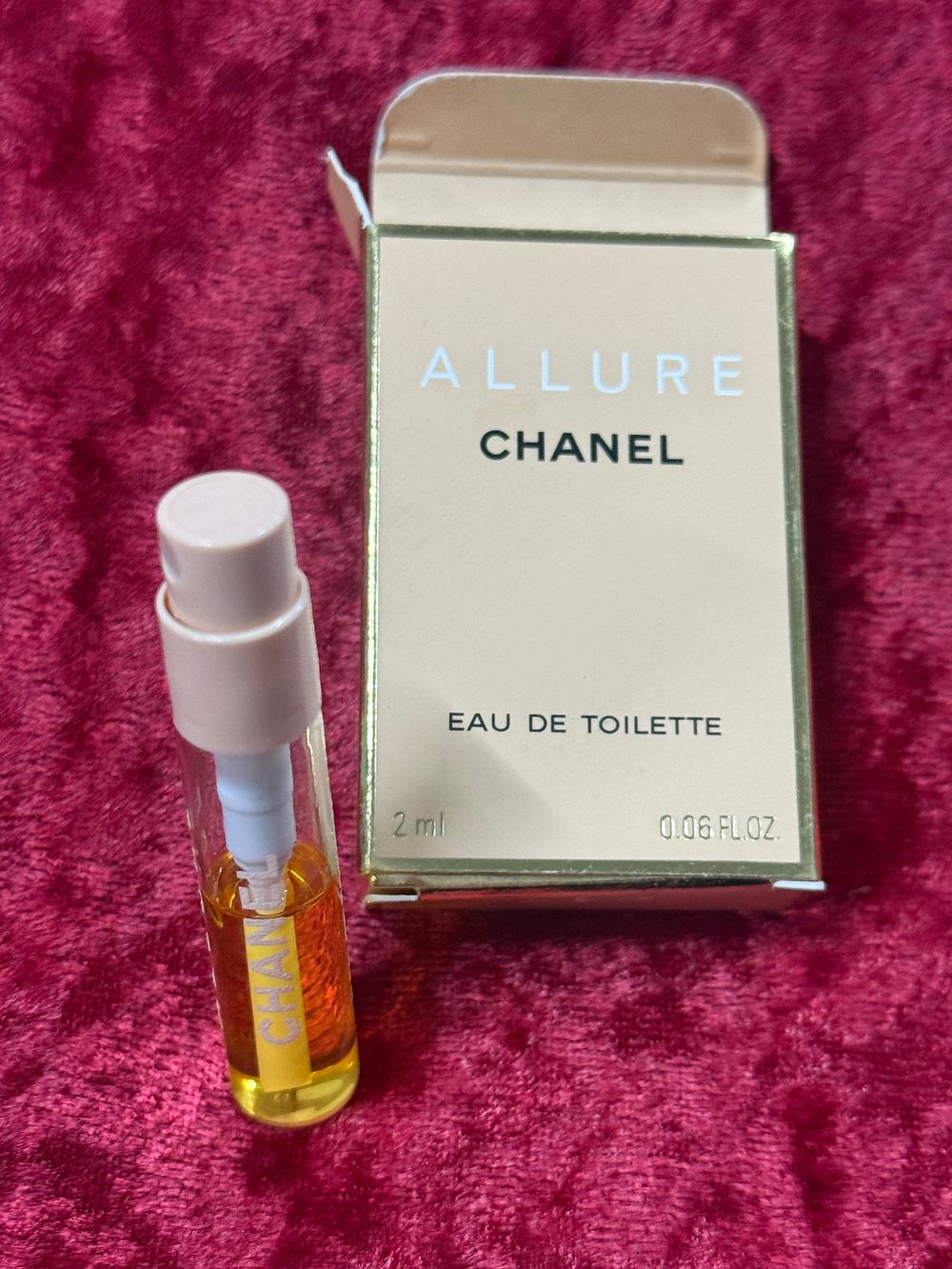 Lot 67: A Chanel Allure Eau de Toilette 2 ml Fragrance Sample