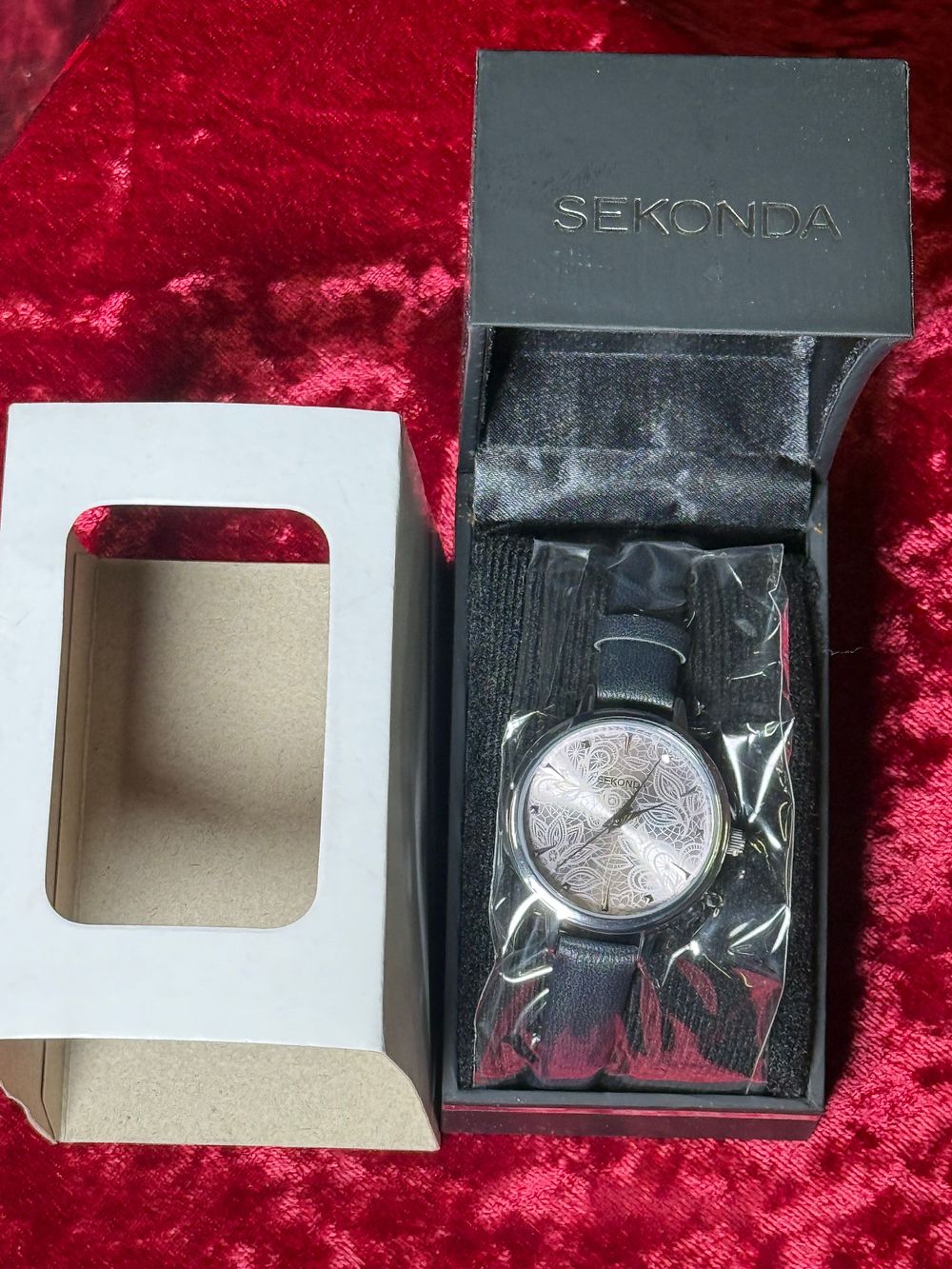 Lot 124: A ladies Sekonda wristwatch with floral lace dial