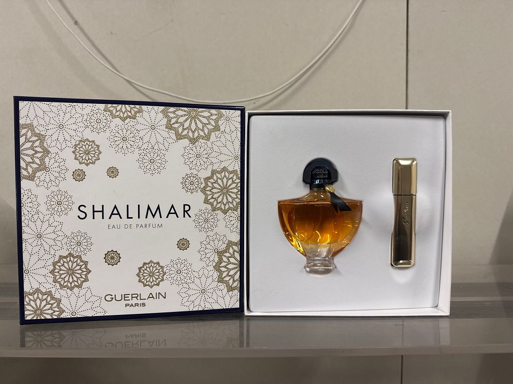 Lot 134: Guerlain Shalimar Eau de Parfum and Maxi Lash Gift Set
