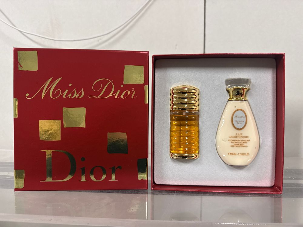 Lot 135: Miss Dior fragrance gift set by Christian Dior