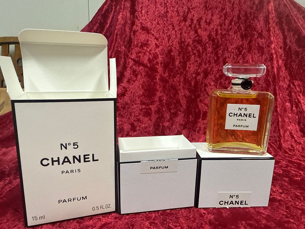 Lot 183: Vintage Chanel N°5 Parfum 15 ml in Original Presentation Box