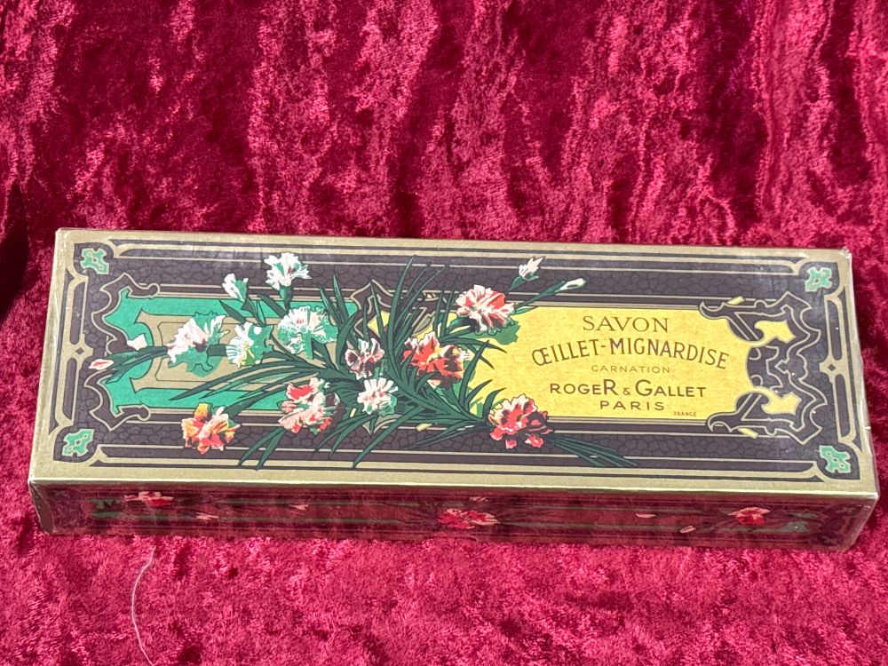 Lot 197: A boxed set of vintage Roger & Gallet Carnation soaps