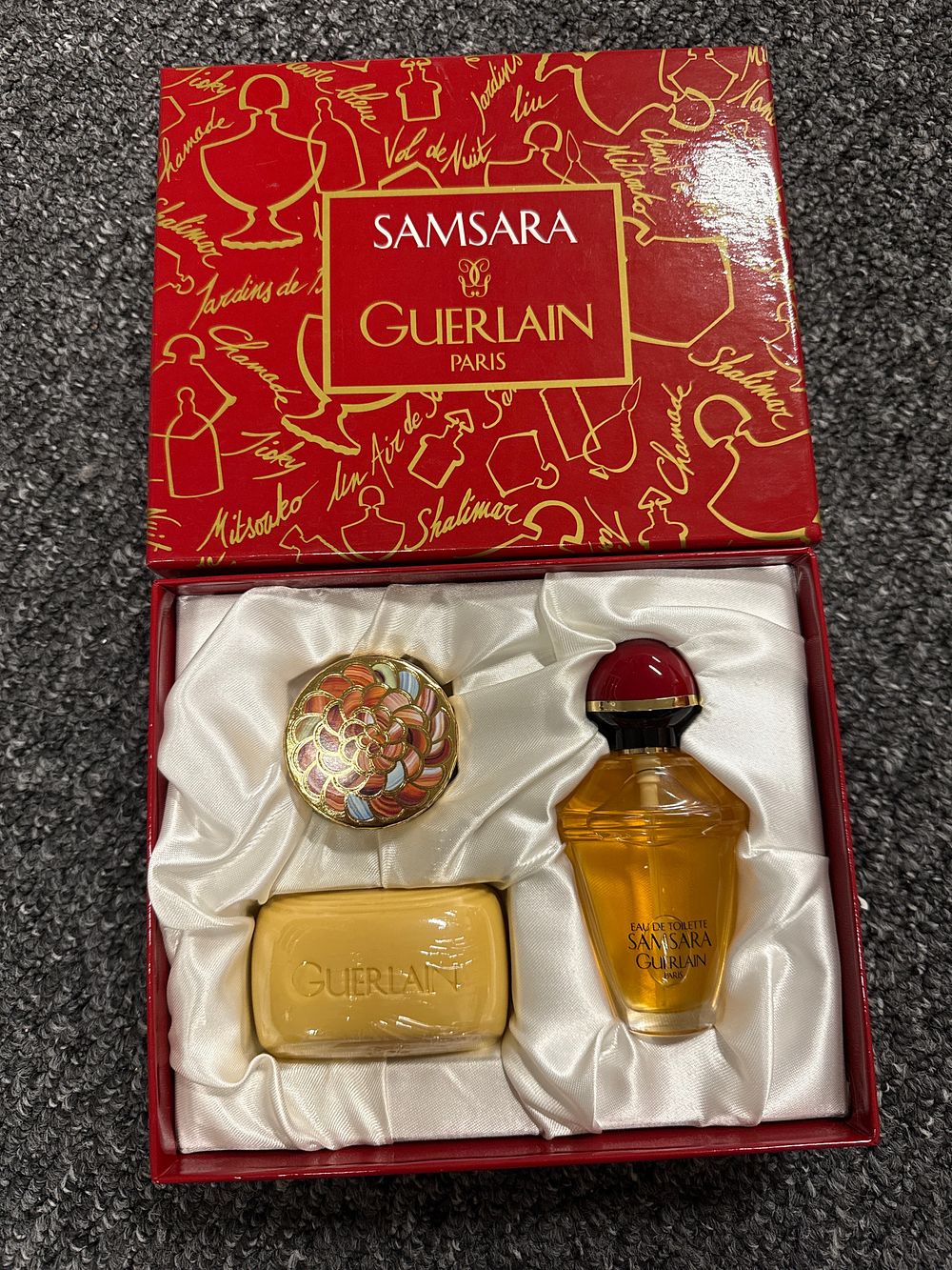 Lot 218: A Vintage Guerlain Samsara Eau de Toilette Fragrance Gift Set