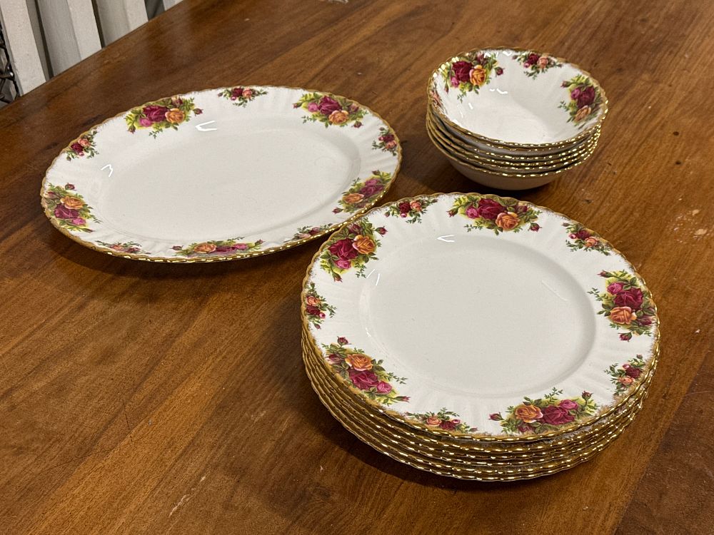 Lot 257: A Collection of Royal Albert Old Country Roses Tableware