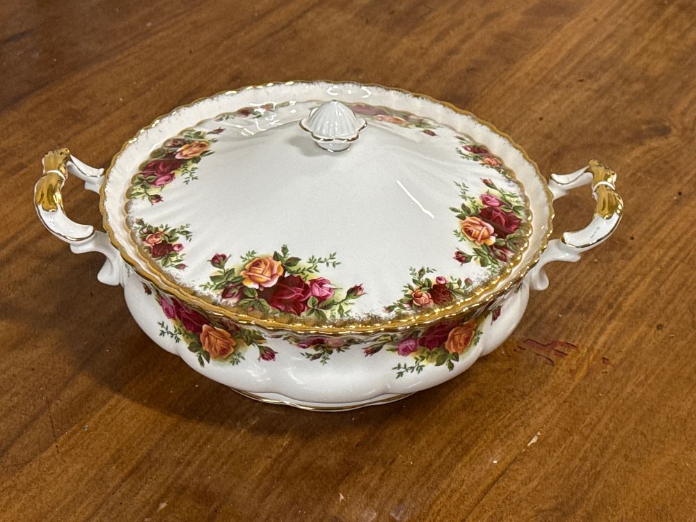 Lot 258: Royal Albert Old Country Roses bone china covered vegetable tureen