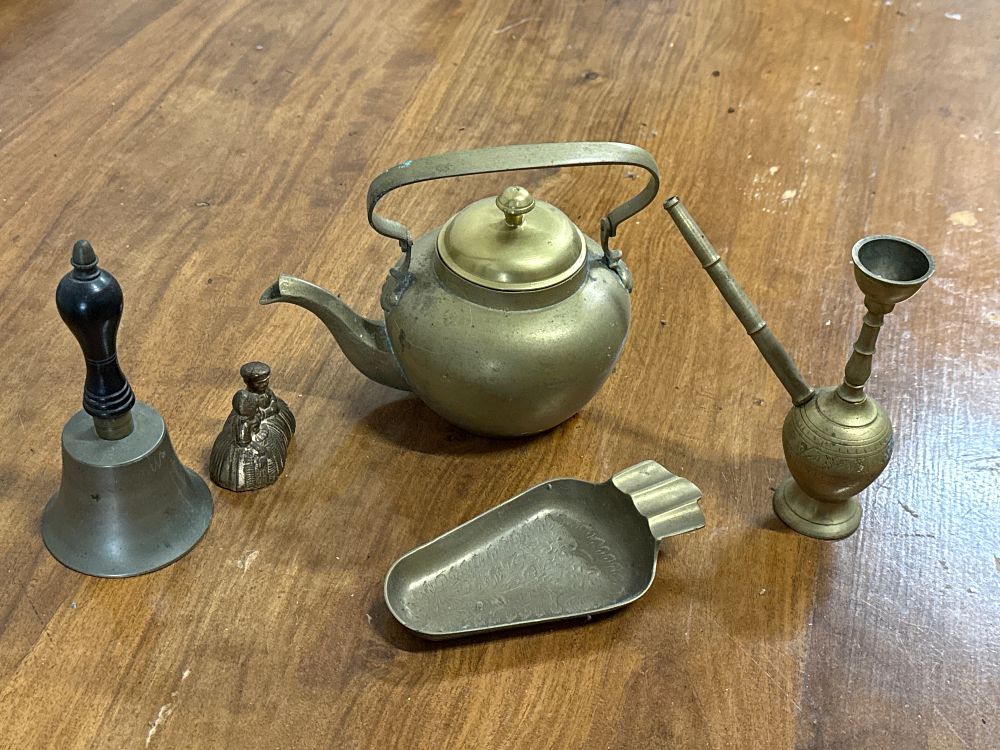 Lot 270: An assortment of vintage brass and pewter metalware collectables
