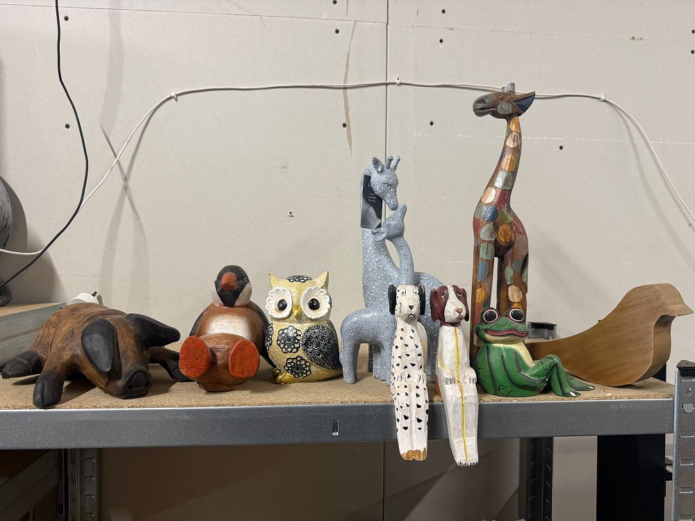 Lot 275: An assortment of contemporary decorative wooden and resin animal figurines