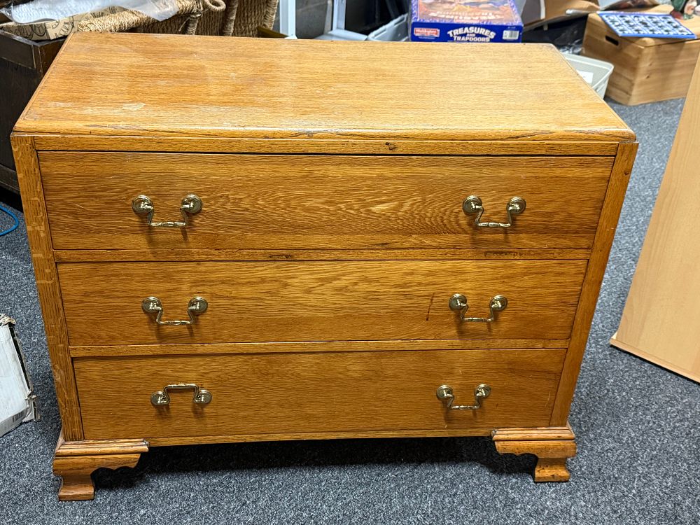 Lot 289: A traditional mid-20th century oak chest of three drawers