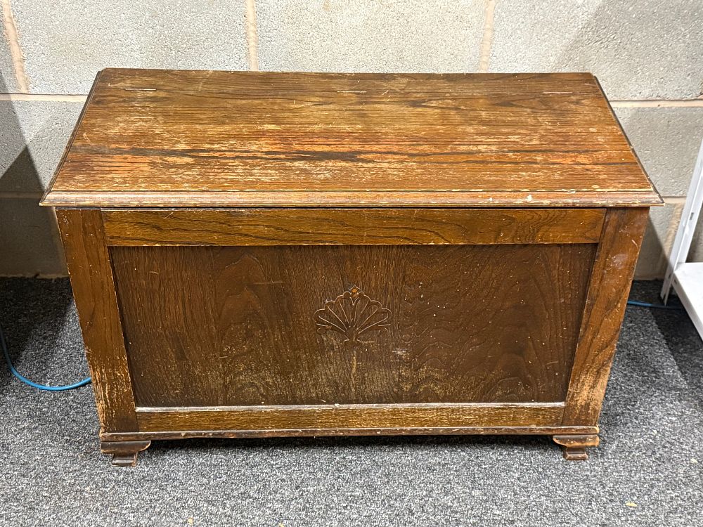 Lot 291: A vintage oak blanket chest with incised shell motif