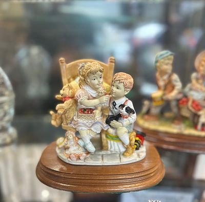 The Leonardo Collection 'Best Friends' Figurine, dated 1992. A 'Best Friends' figurine by The 