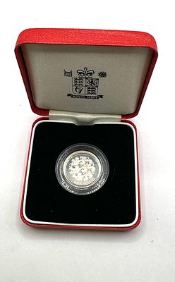 Royal Mint Elizabeth II Piedfort &pound;1 Silver Proof Coin, St. George and the Dragon. A Royal Mint 
