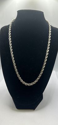 A Silver (925) Rope Chain Necklace. A 925silver rope chain necklace, featuring a twisted rope 