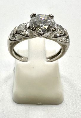 A Five-Stone Brilliant-Cut Stone Ring in 925 Silver. A five-stone ring crafted from 925 silver 