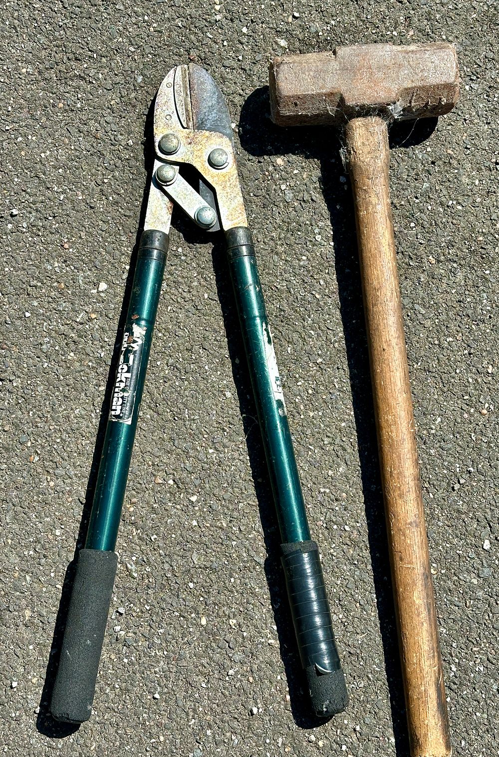Lot 364: Two Heavy-Duty Tools comprising Spear & Jackson Bypass Loppers and a Sledgehammer
