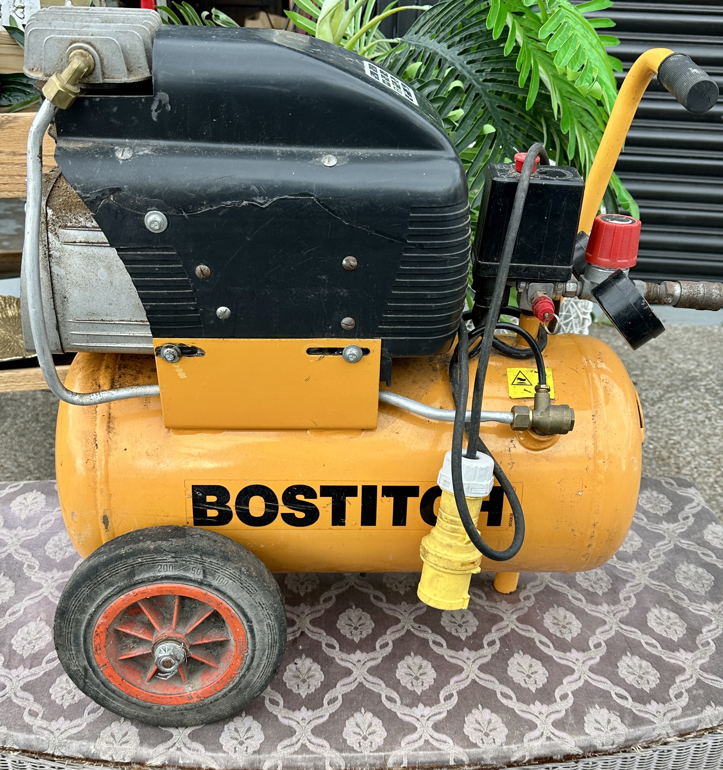 A Bostitch 110V 1.5kW 24 Litre Portable Air Compressor
