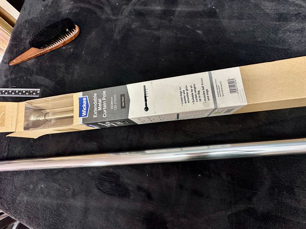 Lot 331: One Wickes Extendable Metal Curtain Pole 120-210cm