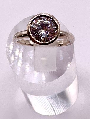 A 925 Silver Solitaire Bezel Set Ring. A solitaire ring fashioned from 925 silver, featuring a 