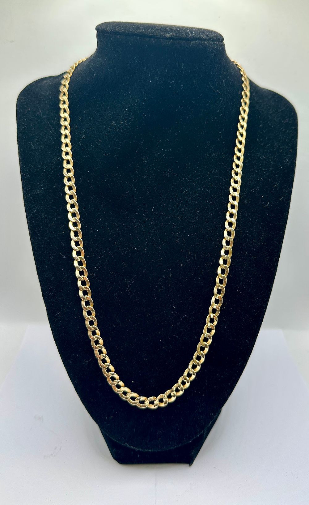 Lot 381: A 9ct Yellow Gold Curb Link Chain Necklace