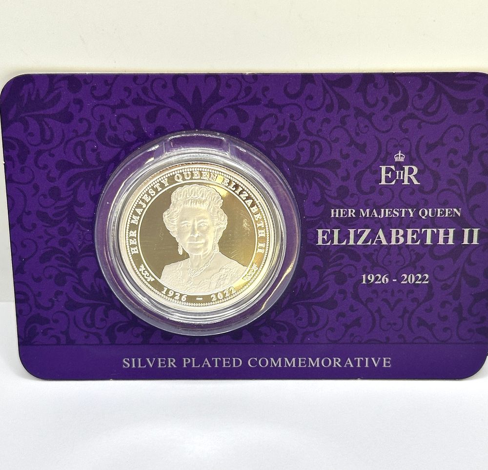 Lot 328: UK Elizabeth II 1926-2022 The Life of Her Majesty Silver Plated Commemorative Medallion