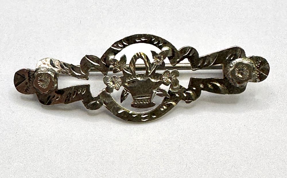 Lot 29: Edwardian Sterling Silver Openwork Basket of Flowers Bar Brooch Birmingham 1900