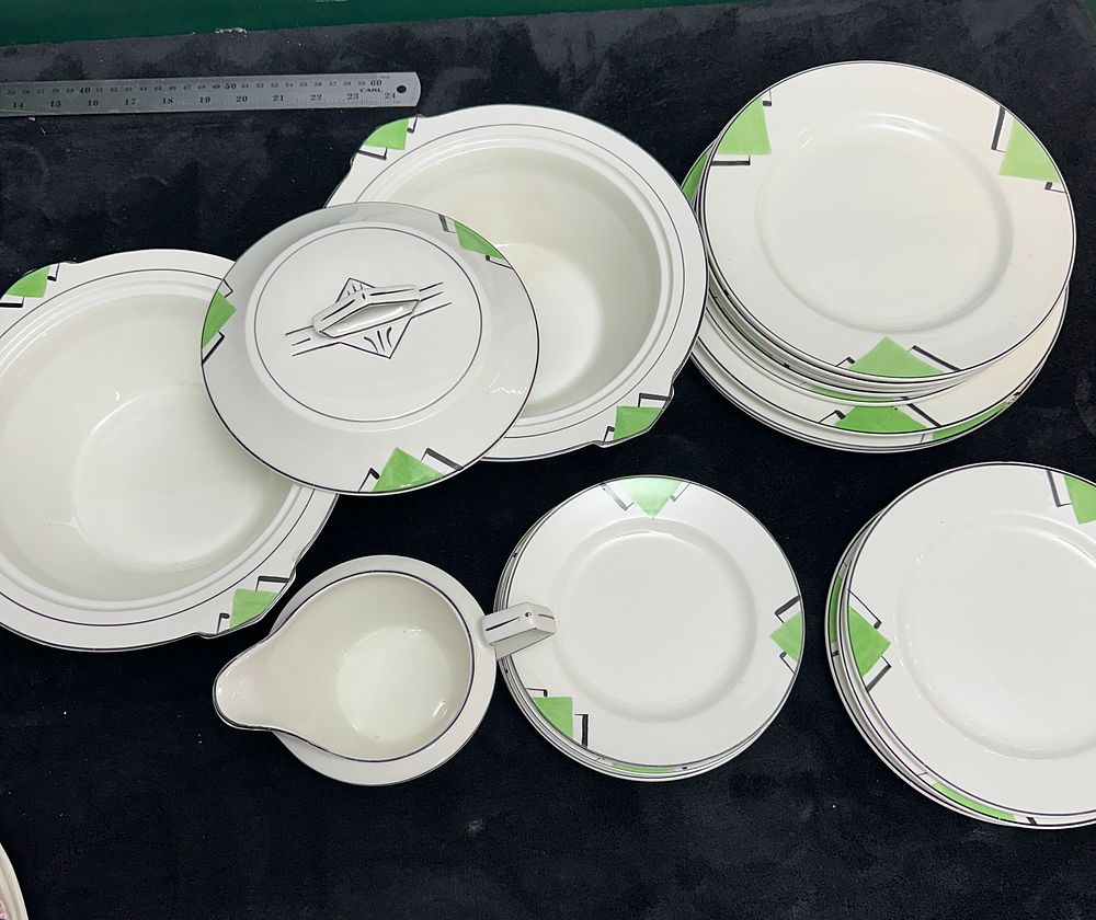Lot 51: A Set of Alfred Meakin Art Deco Geometric Patterned Ceramic Tableware