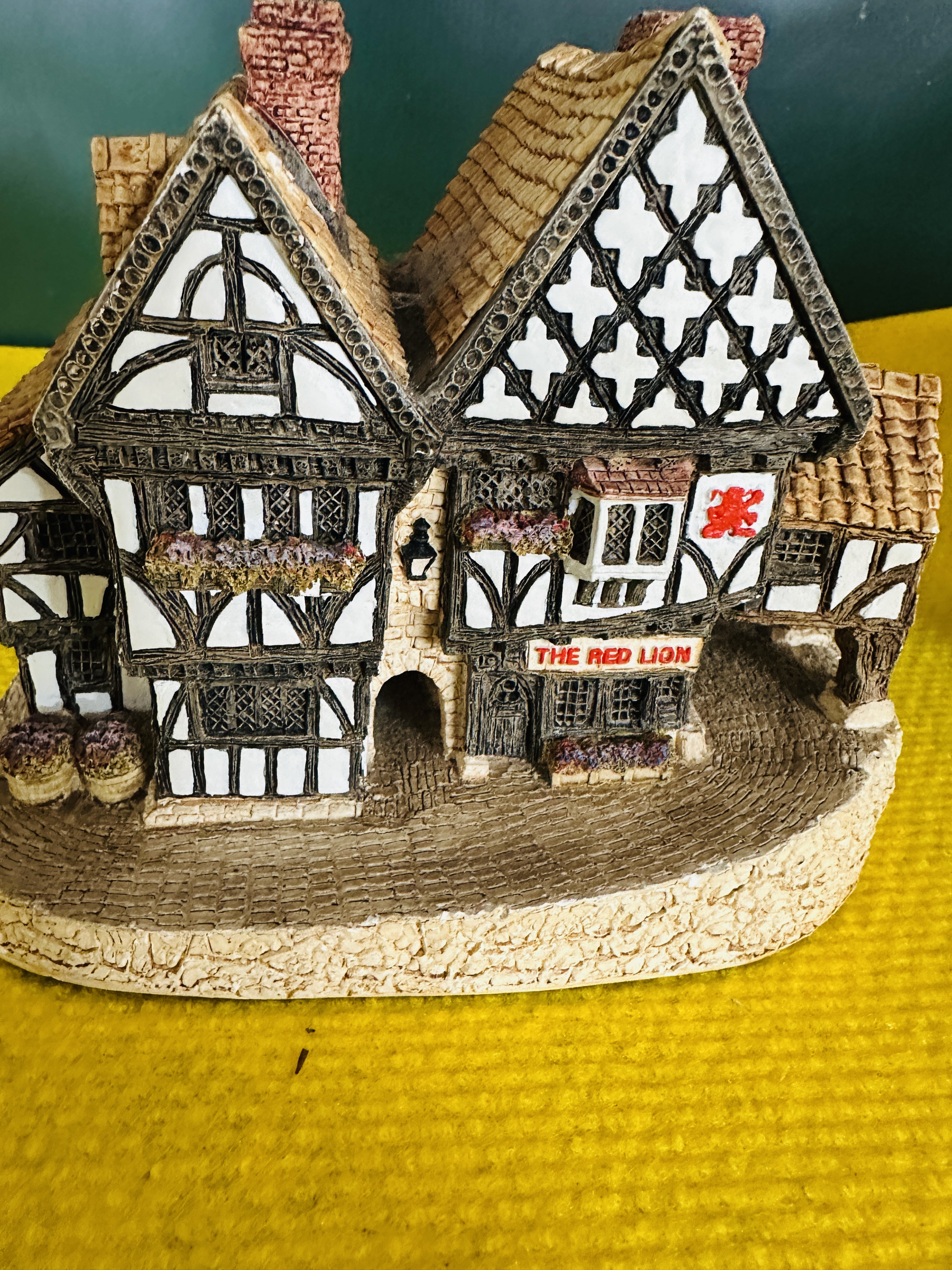 Lilliput Lane Red Lion Inn Architectural Miniature