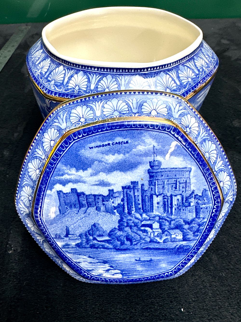 Lot 291: A 2000 Ringtons Ceramic Octagonal Lidded Jar