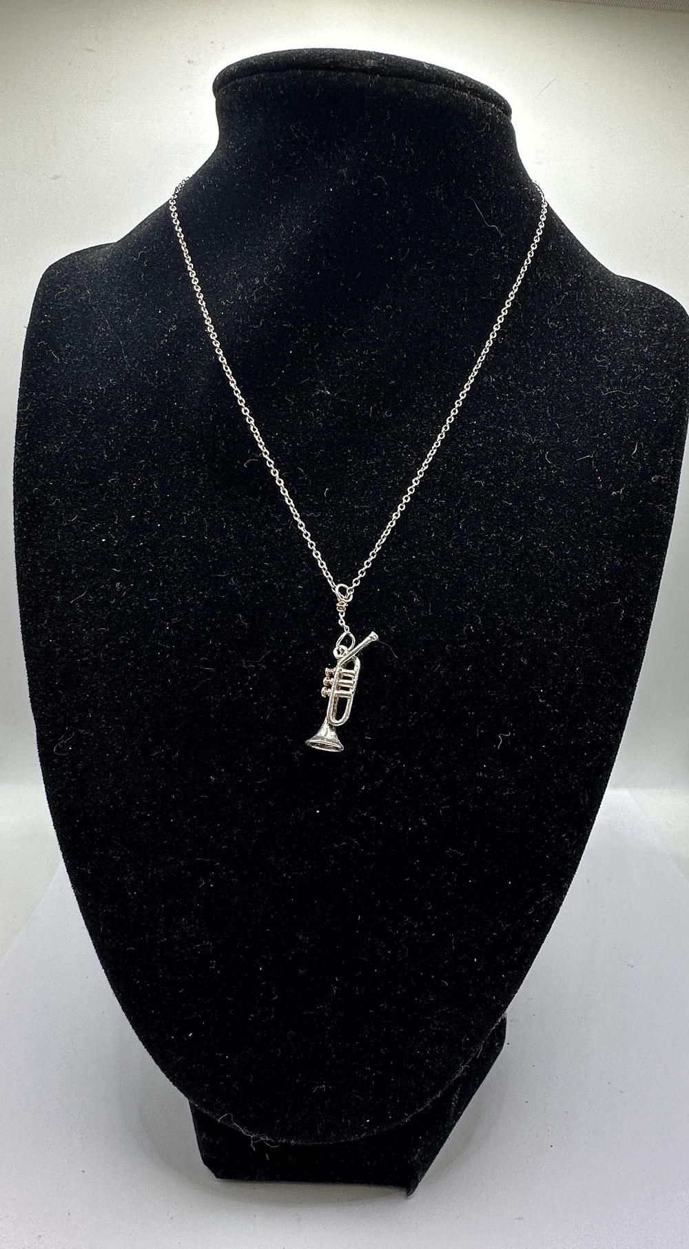Lot 323: A Trumpet Pendant Necklace with Trace-Link Chain