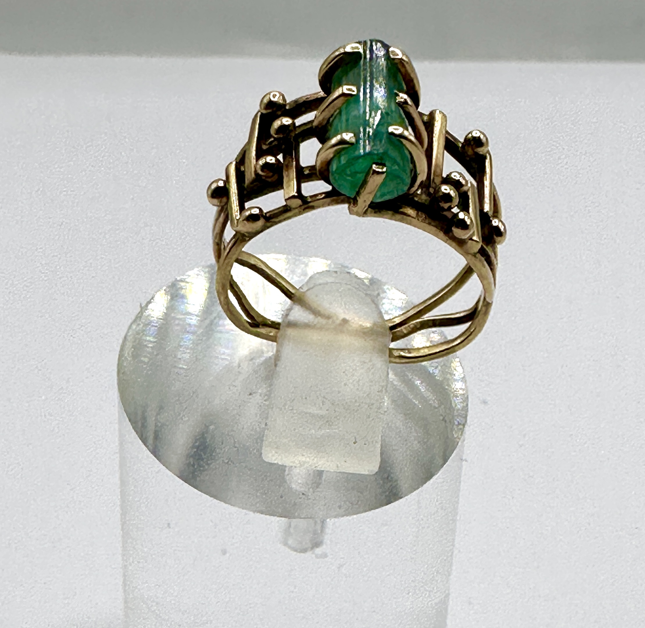 A Mid-20th Century 9k Gold Brutalist Style Ring with Green Crystal Specimen