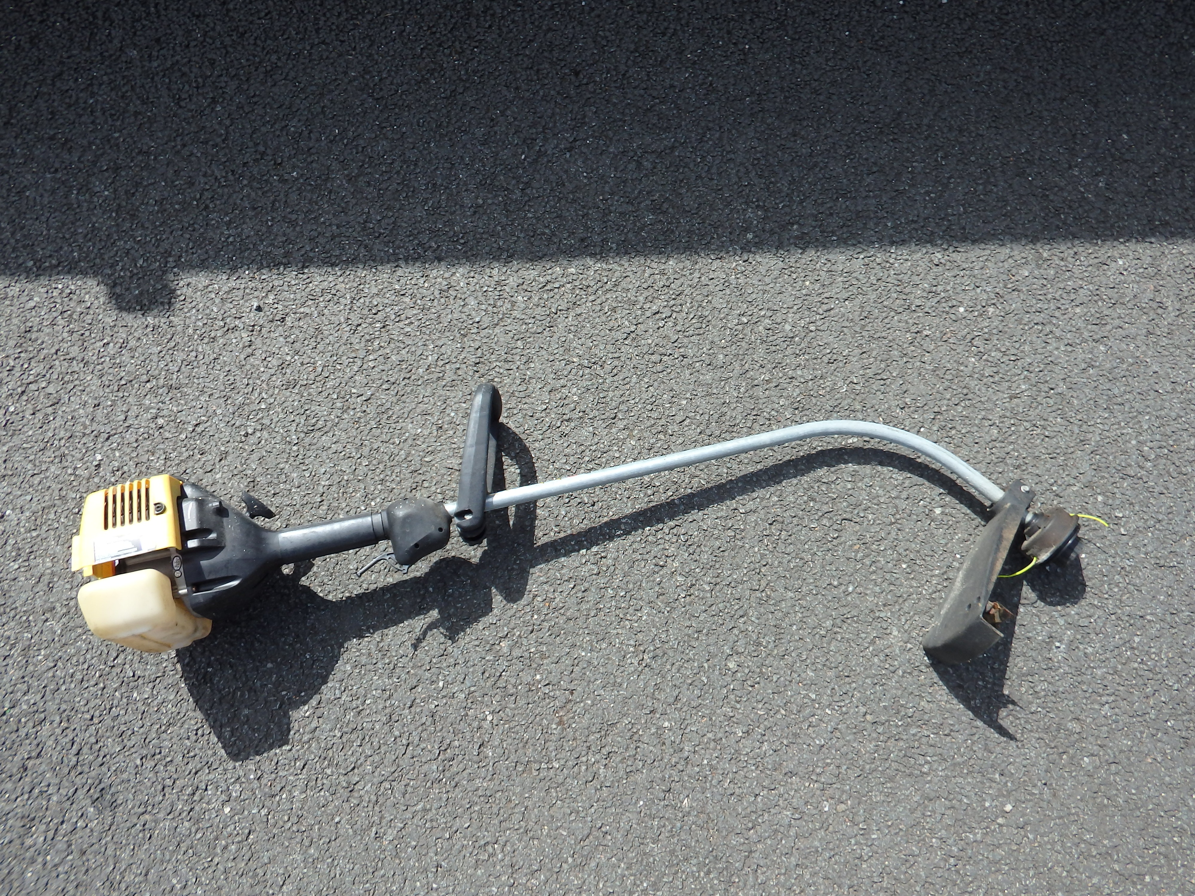 A Wickes 24cc Petrol Grass Trimmer, Model 543187