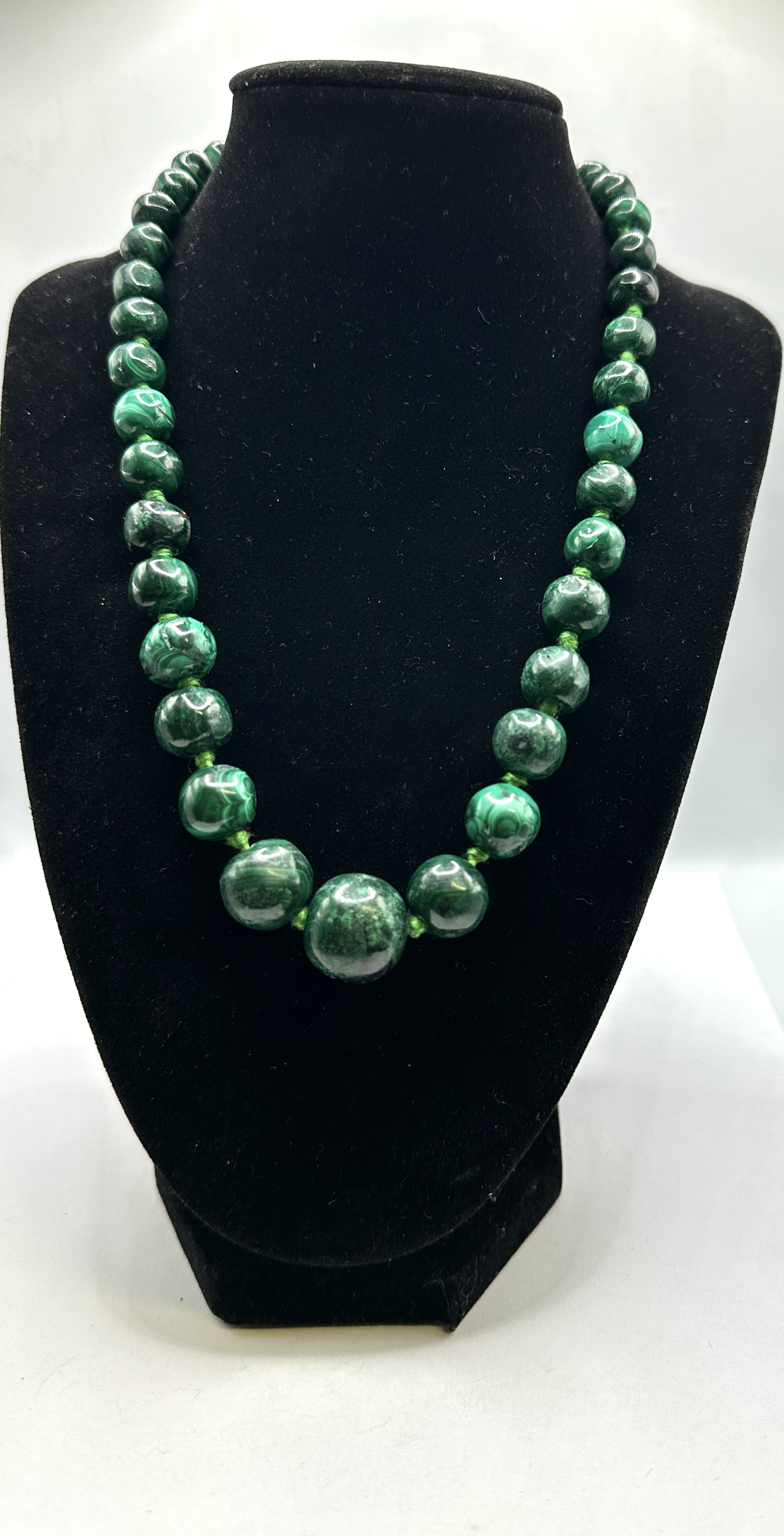 A Graduated Malachite Bead Necklace with White Metal Clasp