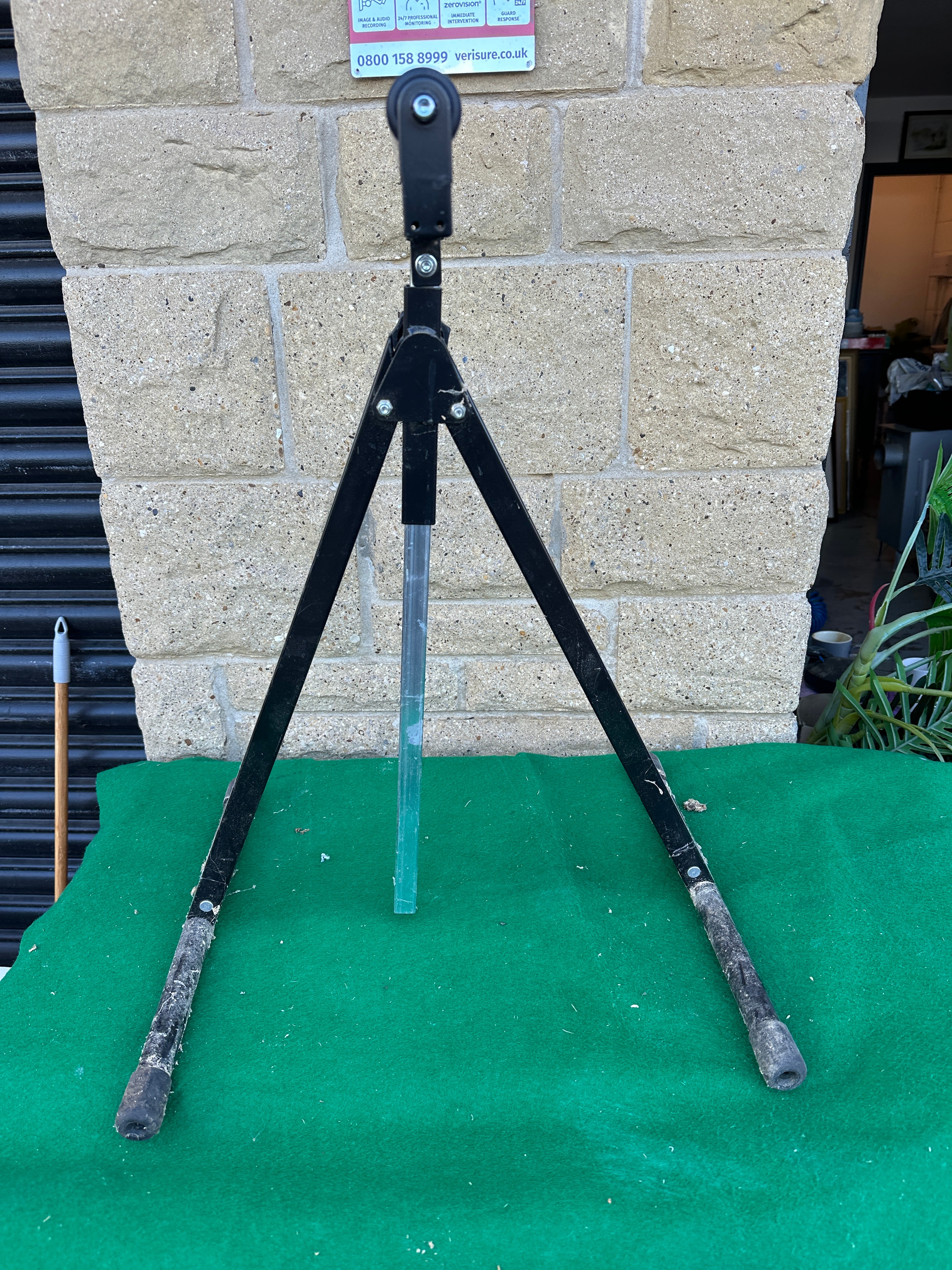 An Adjustable Tripod Roller Stand