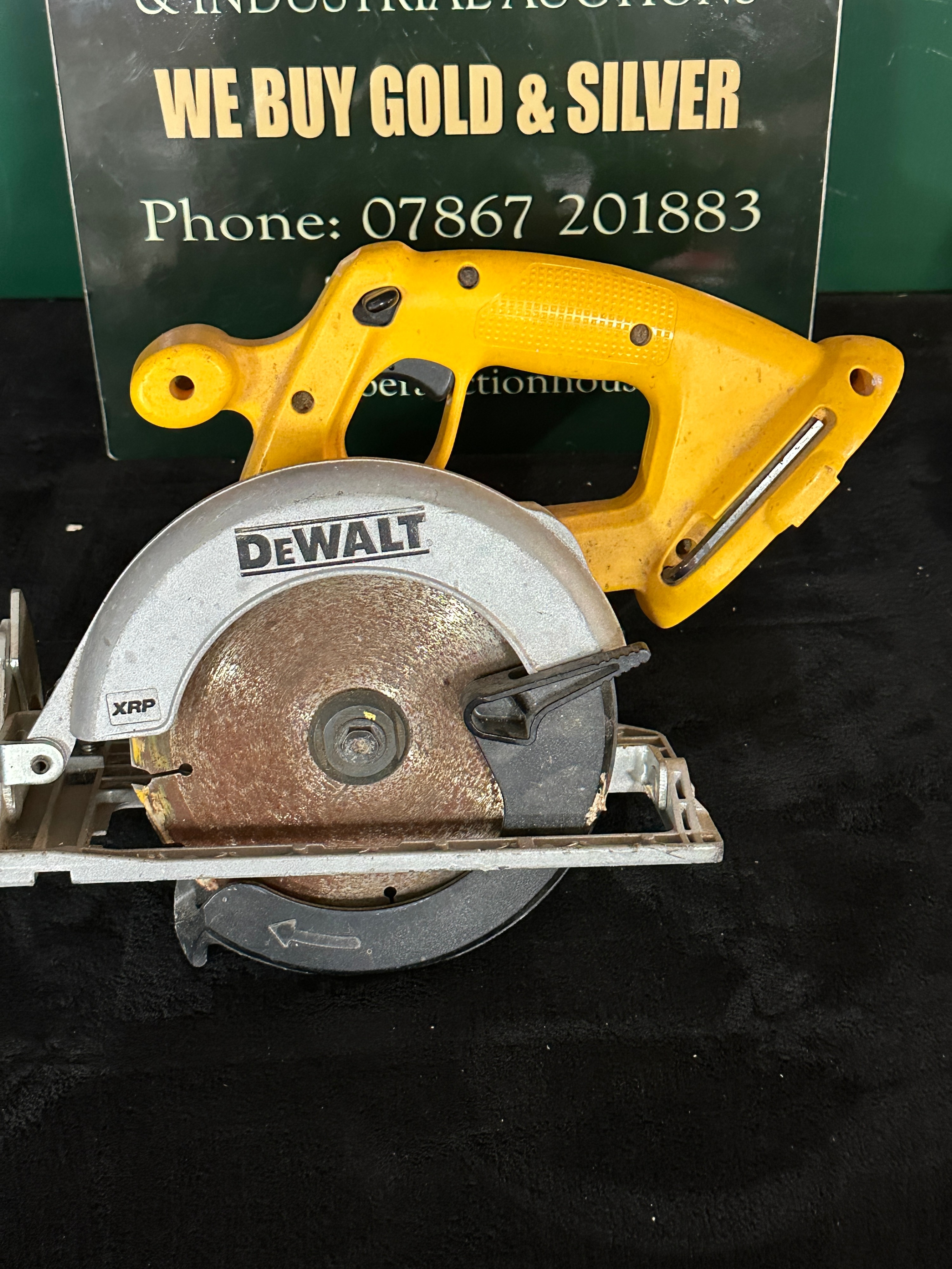 A DEWALT DC390 18V Cordless Circular Saw