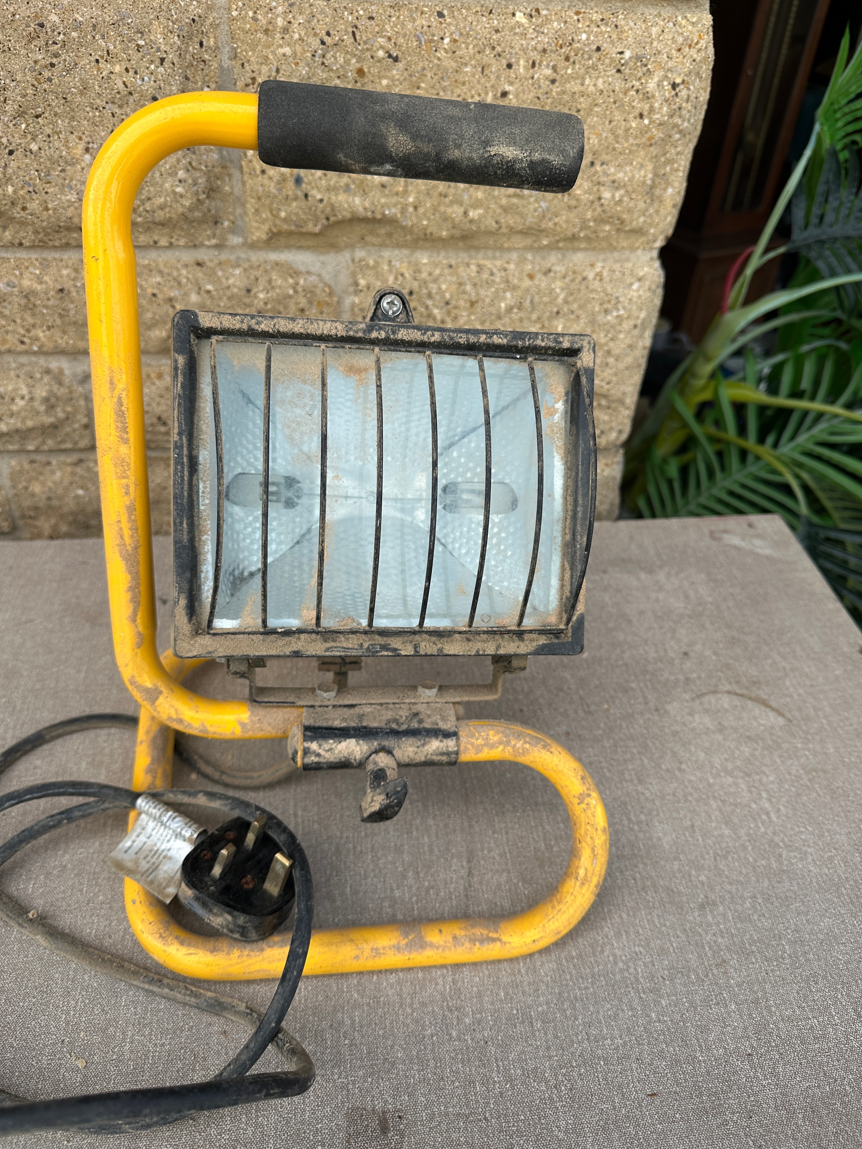 A Portable Halogen Work Light with Tubular Frame