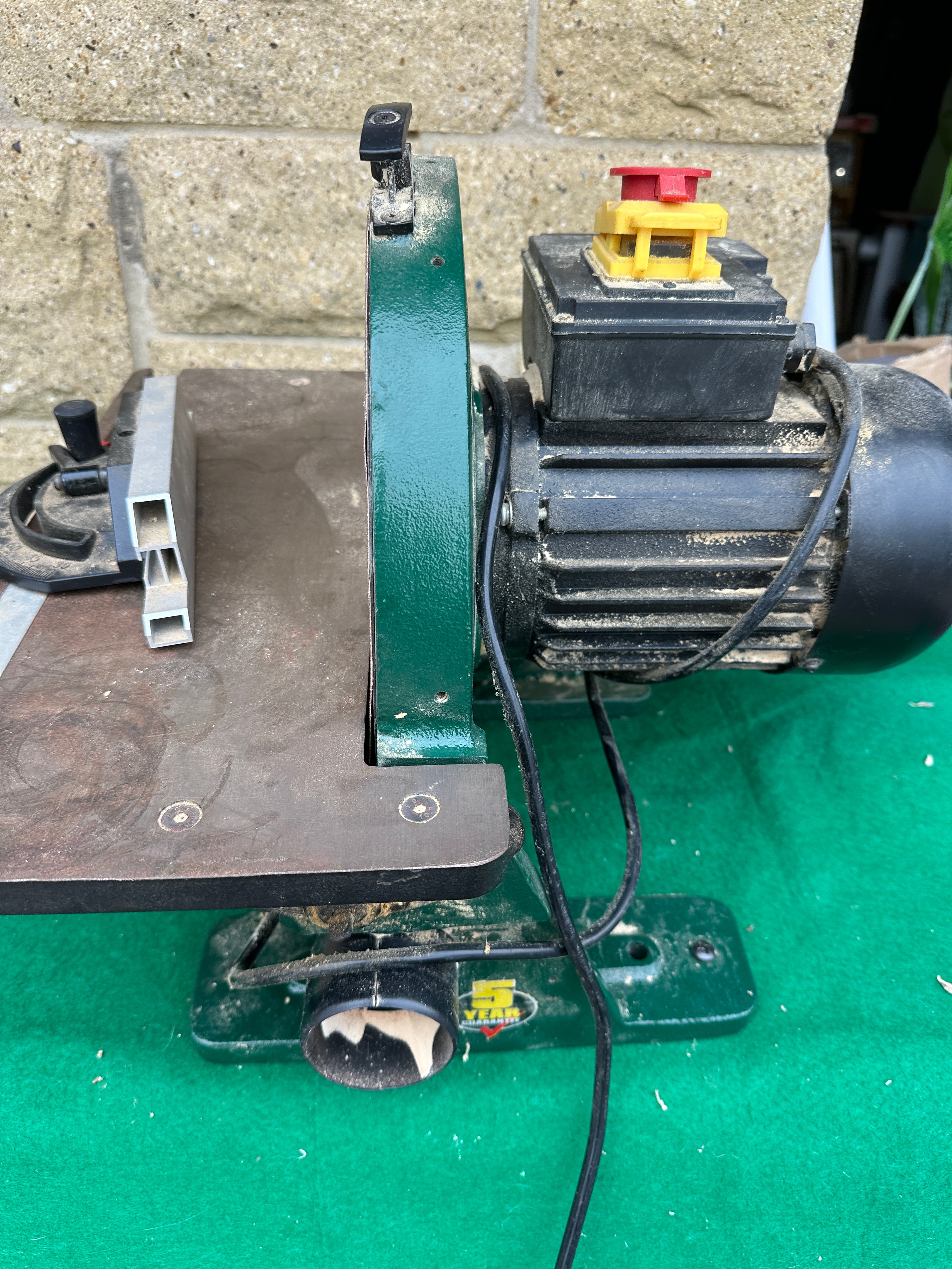A Record Power DS300 Heavy-Duty Disc Sander with Miter Gauge