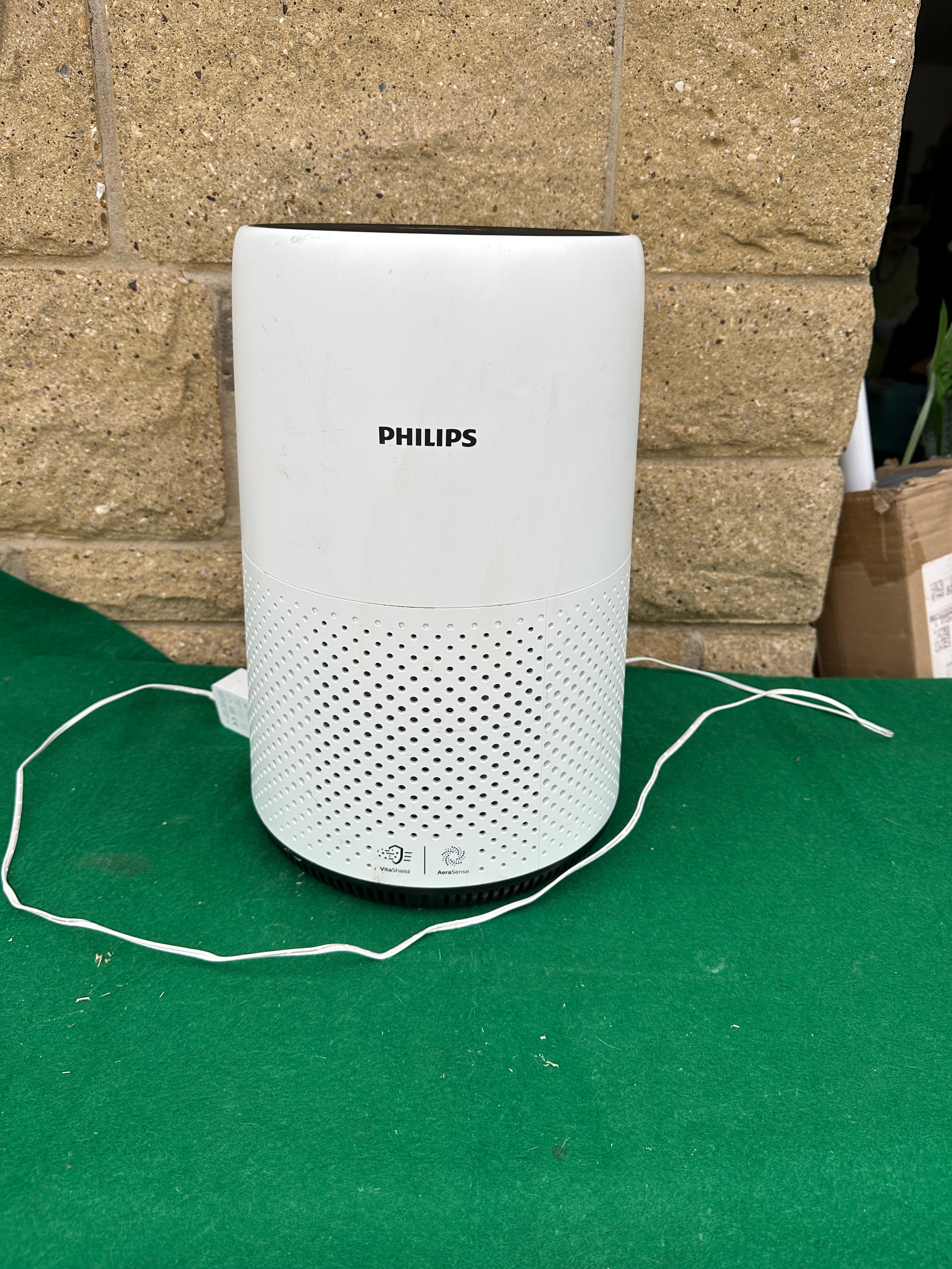 A Philips 800 Series Air Purifier with Power Cord