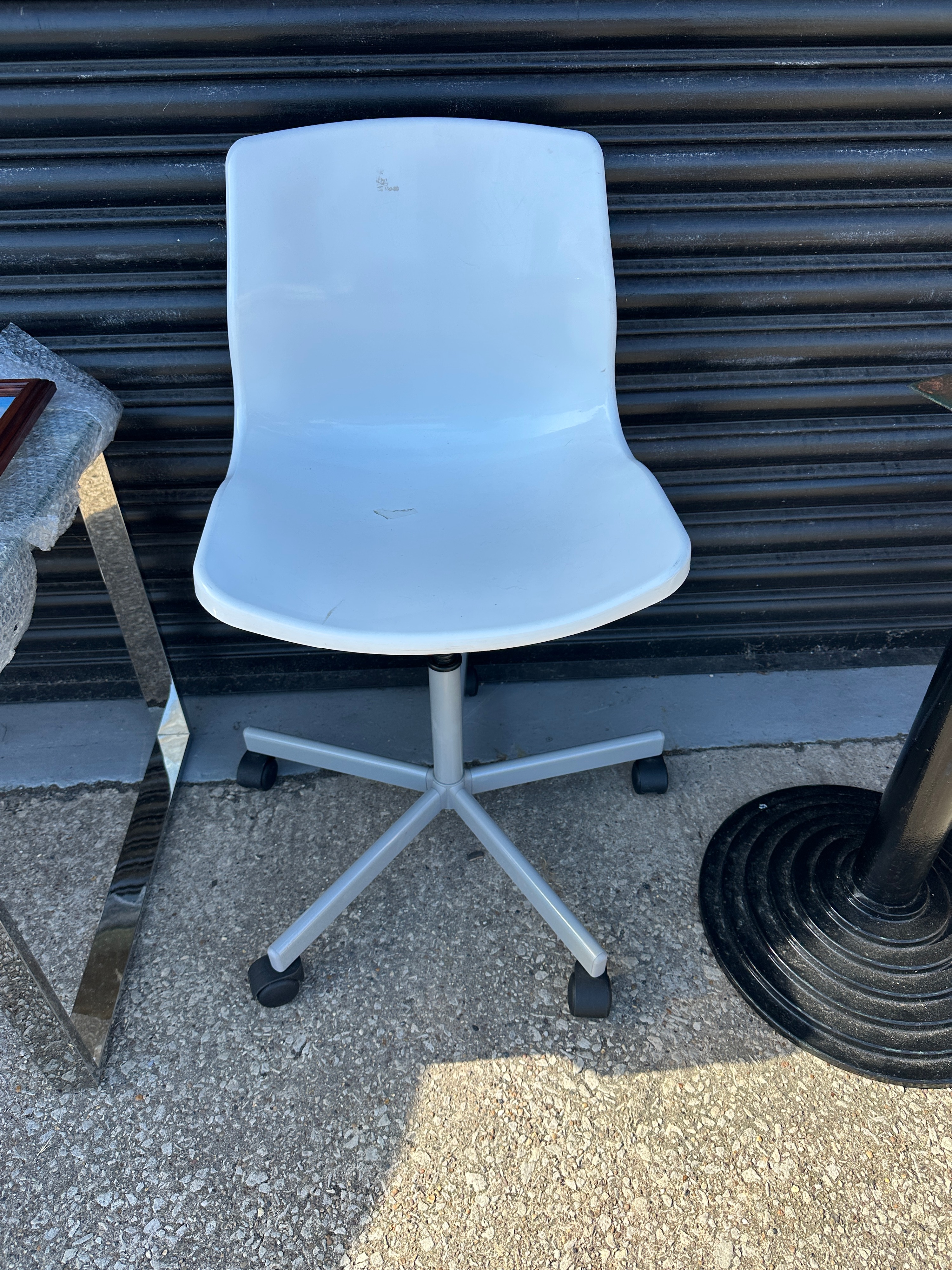 A Contemporary White Swivel Desk Chair With Five-Spoke Base