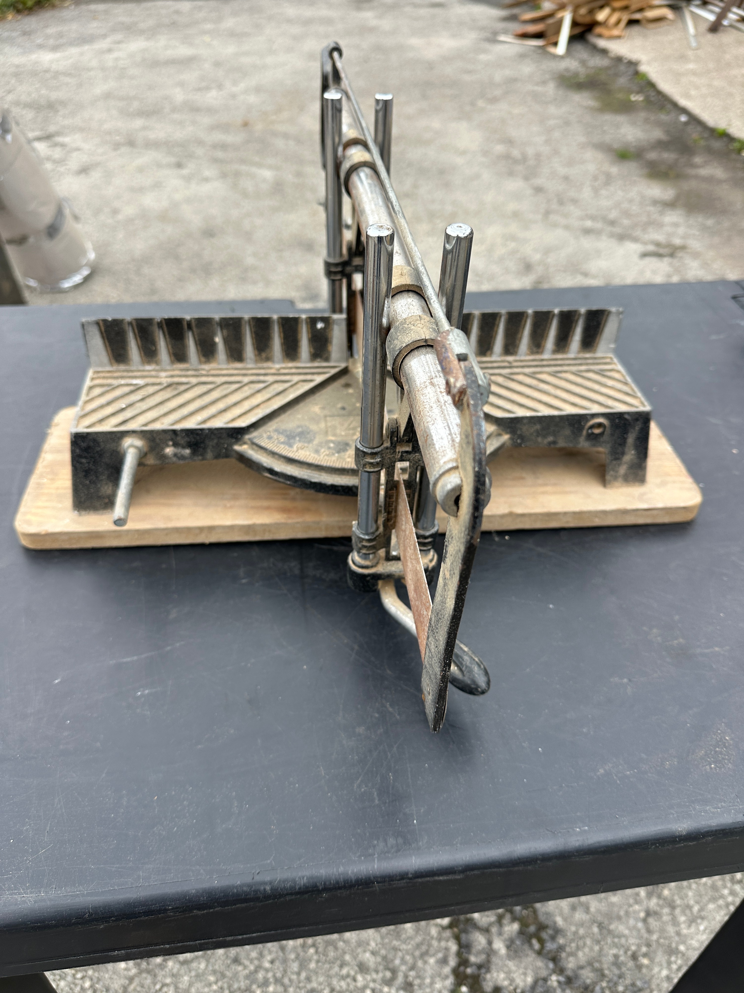 A Manual Precision Mitre Saw with Metal Guide Rod Assembly
