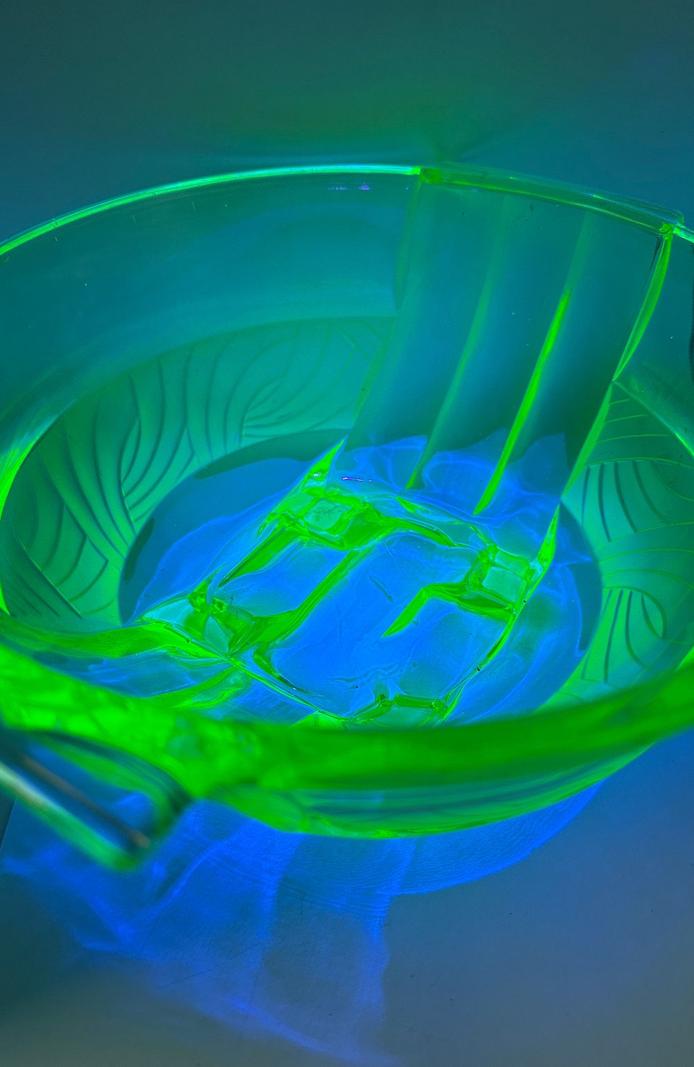 Lot 541: An Art Deco Uranium Glass Bowl with Ribbed Decoration