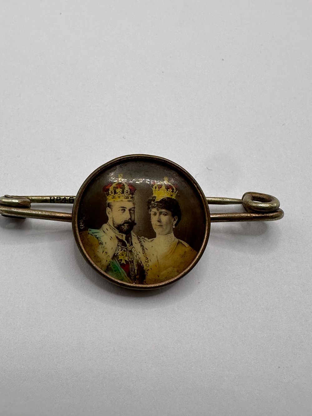 Lot 1: A British Commemorative Bar Brooch Featuring George V and Queen Mary