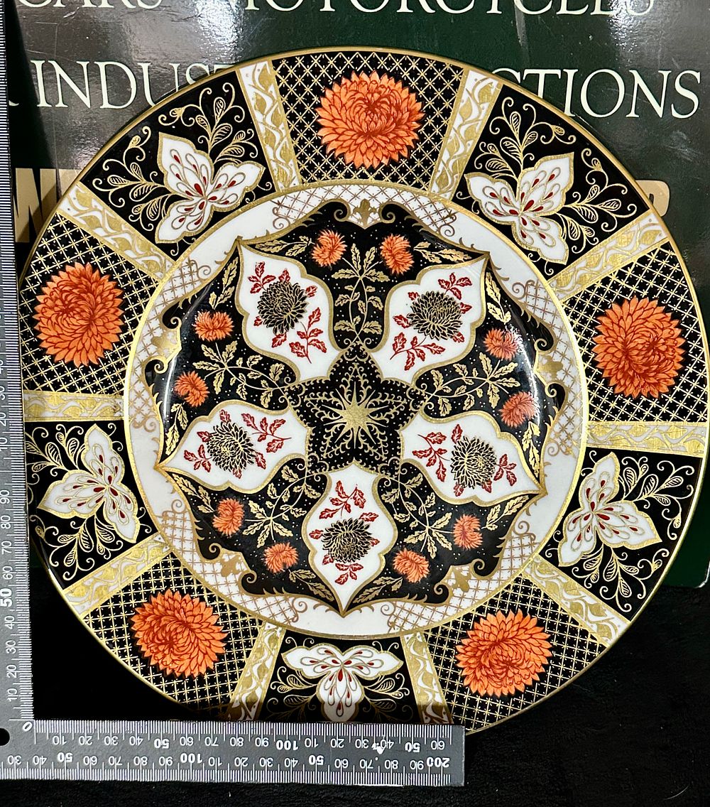 Lot 11: An Abbeydale Bone China Chrysanthemum Pattern Cabinet Plate