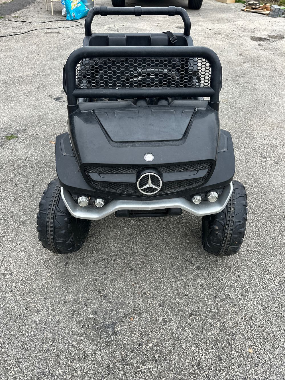 Lot 35: A Mercedes-Benz Unimog Licensed Electric Ride-On Vehicle